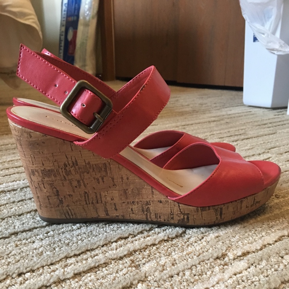 Etienne Aigner wedges